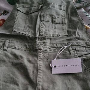 Chic Green Jumpsuit with Elegant Design